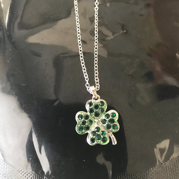 Four Leaf Clover Necklace Austrian Crystals New - Picture 3 of 8